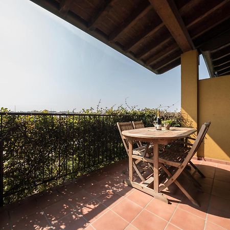 Gardappartamenti - Cascinale With Terrace Desenzano del Garda Bagian luar foto