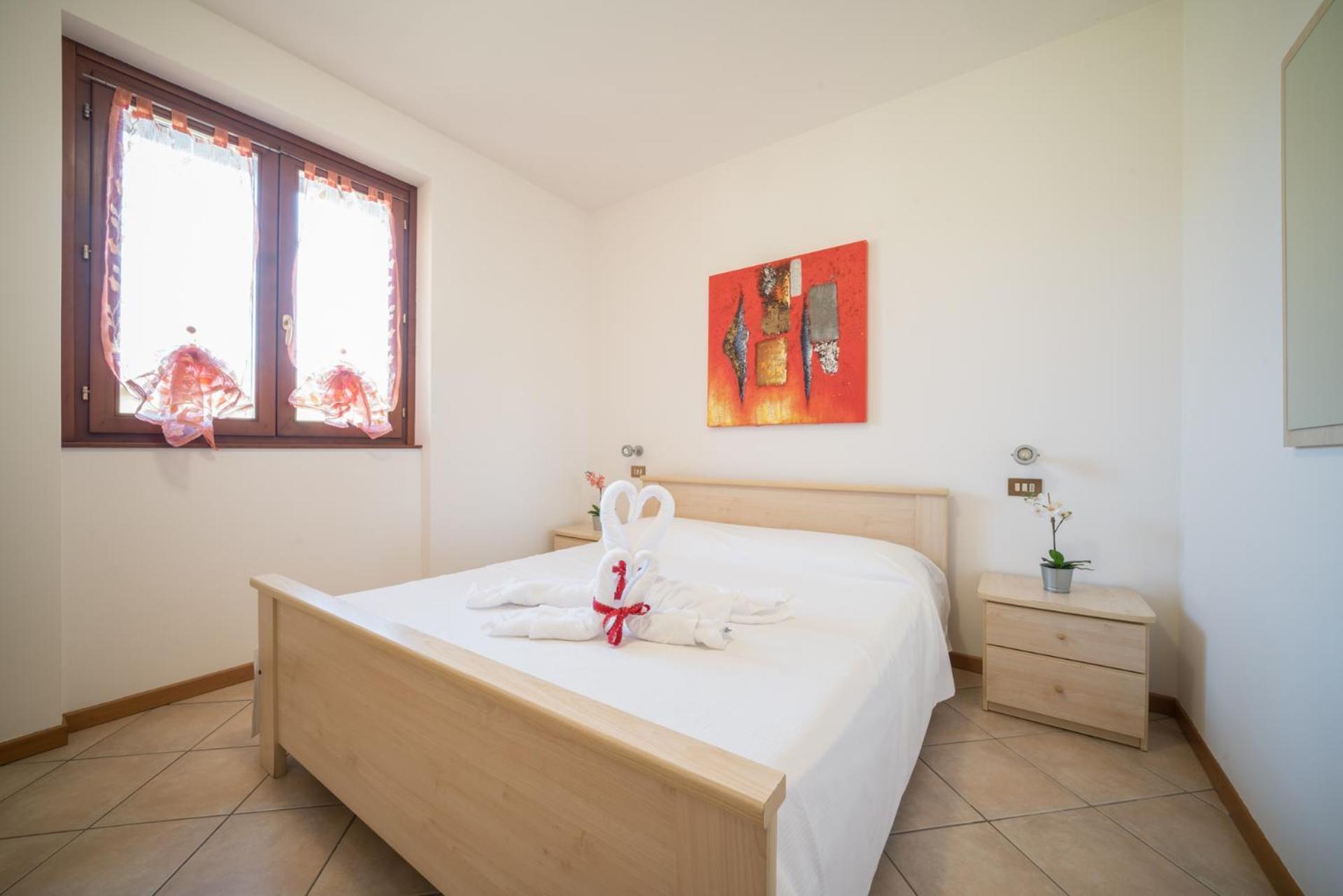 Gardappartamenti - Cascinale With Terrace Desenzano del Garda Bagian luar foto