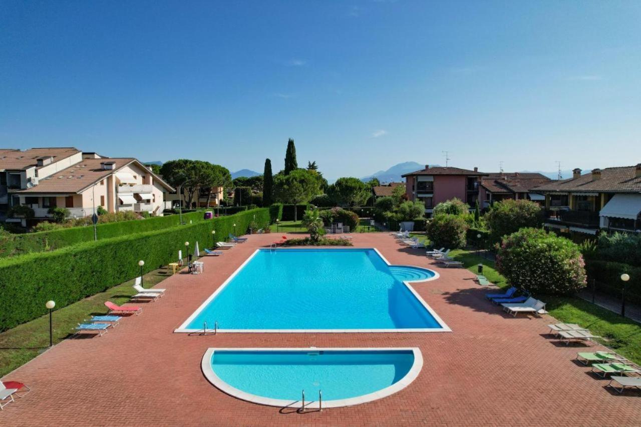 Gardappartamenti - Cascinale With Terrace Desenzano del Garda Bagian luar foto